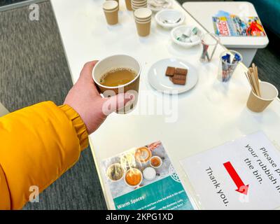 Leeds, Großbritannien. 28.. November 2022. Ein Mann, Andrew, der ein heißes Getränk in einem warmen Raum zubereitet, während er sich den Herausforderungen der Armut stellt. Ein Warm Space in Otley Library, Leeds, West Yorkshire, als Reaktion auf die Krise der Lebenshaltungskosten vieler Menschen, die aufgrund von Energiearmut nicht in der Lage sind, ihr Zuhause zu heizen. Kredit: Bradley Taylor / Alamy News Stockfoto