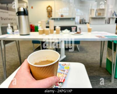 Leeds, Großbritannien. 28.. November 2022. Ein Mann, Andrew, der ein heißes Getränk in einem warmen Raum zubereitet, während er sich den Herausforderungen der Armut stellt. Ein Warm Space in Otley Library, Leeds, West Yorkshire, als Reaktion auf die Krise der Lebenshaltungskosten vieler Menschen, die aufgrund von Energiearmut nicht in der Lage sind, ihr Zuhause zu heizen. Kredit: Bradley Taylor / Alamy News Stockfoto