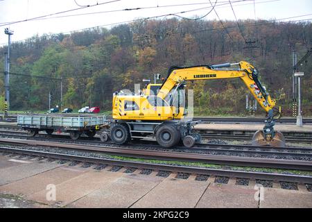 Ein gelber liebherr-Grasfänger 922 Schiene in der Nähe der Plattform. Tschechische Republik. Stockfoto