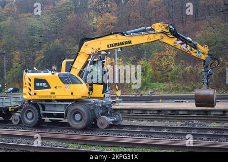 Ein gelber liebherr-Grasfänger 922 Schiene in der Nähe der Plattform. Tschechische Republik. Stockfoto