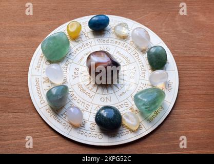 Edelsteine für Zodiakzeichen, Mineralien auf der Zodiakarte. Vorhersagen, Hexerei, spirituelle esoterische Praxis. Stockfoto