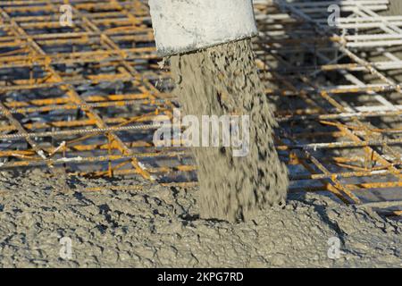 Betonpumpe pumpt Beton auf Stahlarmierung Stockfoto