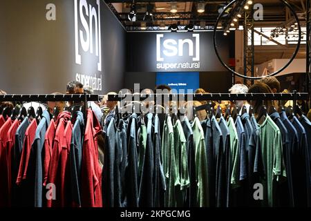 München, Deutschland. 28.. November 2022. Die Kleidung der Firma Super.Natural hängt auf der Sportmesse ISPO in einer Ausstellungshalle der Münchner Messe. Kredit: Felix Hörhager/dpa/Alamy Live News Stockfoto