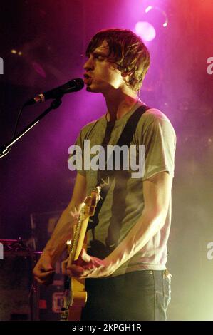 ATHLETE BAND, KONZERT, 2005: Joel Pott, Sänger und Gitarrist mit ATHLET, spielte einen dezenten XFM-Auftritt im Point in Cardiff Bay, Wales, 20. Juni 2005. Foto: ROB WATKINS. INFO: Athlete ist eine britische Indie-Rock-Band, die 2000 gegründet wurde. Bekannt für ihren melodischen Sound und introspektiven Text, erlangten sie Popularität mit Alben wie „Vehicles & Animals“ und „Tourist“. Hits wie „Wids“ und „Half Light“ etablierten sie in der britischen Musikszene. Stockfoto