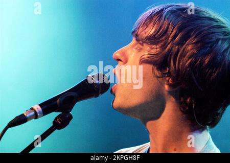 ATHLETE BAND, KONZERT, 2005: Joel Pott, Sänger und Gitarrist mit ATHLET, spielte einen dezenten XFM-Auftritt im Point in Cardiff Bay, Wales, 20. Juni 2005. Foto: ROB WATKINS. INFO: Athlete ist eine britische Indie-Rock-Band, die 2000 gegründet wurde. Bekannt für ihren melodischen Sound und introspektiven Text, erlangten sie Popularität mit Alben wie „Vehicles & Animals“ und „Tourist“. Hits wie „Wids“ und „Half Light“ etablierten sie in der britischen Musikszene. Stockfoto