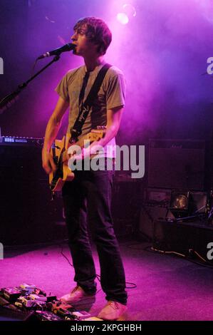 ATHLETE BAND, KONZERT, 2005: Joel Pott, Sänger und Gitarrist mit ATHLET, spielte einen dezenten XFM-Auftritt im Point in Cardiff Bay, Wales, 20. Juni 2005. Foto: ROB WATKINS. INFO: Athlete ist eine britische Indie-Rock-Band, die 2000 gegründet wurde. Bekannt für ihren melodischen Sound und introspektiven Text, erlangten sie Popularität mit Alben wie „Vehicles & Animals“ und „Tourist“. Hits wie „Wids“ und „Half Light“ etablierten sie in der britischen Musikszene. Stockfoto