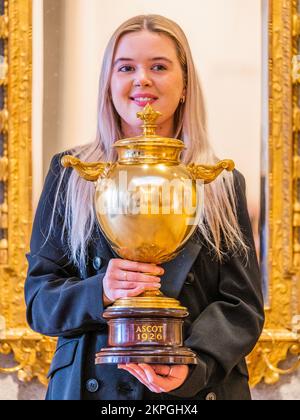 London, Großbritannien. 28.. November 2022. Ascot Gold Cup 1926 von Sebastian Garrard, Est 150.000-200.000 - Vorschau auf den Verkauf von dekorativen Künsten in der Bonhams New Bond Street, London. Kredit: Guy Bell/Alamy Live News Stockfoto