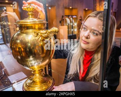 London, Großbritannien. 28.. November 2022. Ascot Gold Cup 1926 von Sebastian Garrard, Est 150.000-200.000 - Vorschau auf den Verkauf von dekorativen Künsten in der Bonhams New Bond Street, London. Kredit: Guy Bell/Alamy Live News Stockfoto