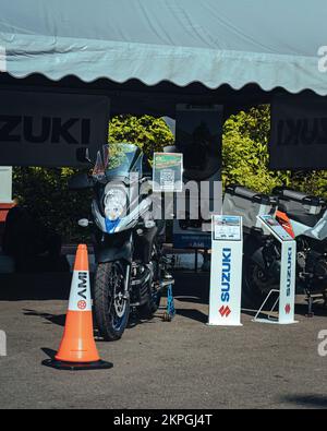 Pahang, Malaysia - 24. September 2022 Suzuki Motorcross Motorrad am Stand während einer Motorradveranstaltung. Stockfoto