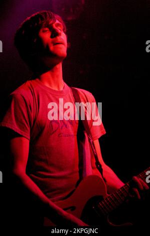 ATHLETE BAND, KONZERT, 2005: Joel Pott, Sänger und Gitarrist mit ATHLET, spielte einen dezenten XFM-Auftritt im Point in Cardiff Bay, Wales, 20. Juni 2005. Foto: ROB WATKINS. INFO: Athlete ist eine britische Indie-Rock-Band, die 2000 gegründet wurde. Bekannt für ihren melodischen Sound und introspektiven Text, erlangten sie Popularität mit Alben wie „Vehicles & Animals“ und „Tourist“. Hits wie „Wids“ und „Half Light“ etablierten sie in der britischen Musikszene. Stockfoto