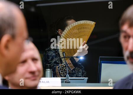 Brüssel, Belgien. 28.. November 2022. Ein Dolmetscher auf einer Tagung des Europäischen Ministerrates am 28. November 2022 in Brüssel (Belgien). Kredit: ALEXANDROS MICHAILIDIS/Alamy Live News Stockfoto