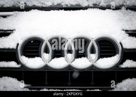 Am 24. November 2022 ist in Warschau, Polen, nach dem Schneefall ein Audi Logo auf einem Audi Fahrzeug zu sehen. (Foto: Jaap Arriens / Sipa USA) Stockfoto