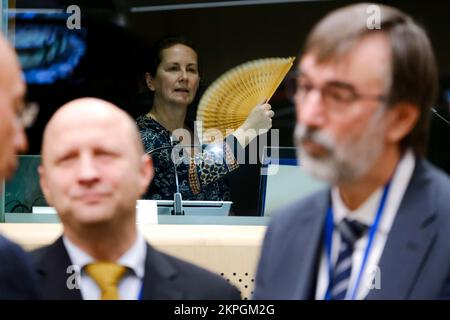 Brüssel, Belgien. 28.. November 2022. Ein Dolmetscher auf einer Tagung des Europäischen Ministerrates am 28. November 2022 in Brüssel (Belgien). Kredit: ALEXANDROS MICHAILIDIS/Alamy Live News Stockfoto