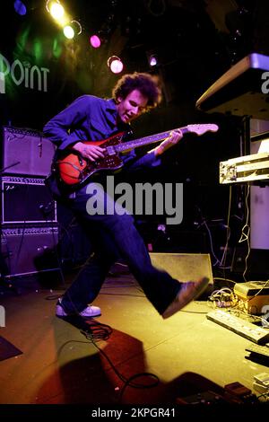 BATTLES, CONCERT, 2007: Sänger und Gitarrist Tyondai Braxton von der Mathematik-Rock-Band BATTLES at the Point in Cardiff, 20. August 2007. Foto: ROB WATKINS. Battles ist eine US-amerikanische experimentelle Rock-Band, die 2002 gegründet wurde und für ihren komplizierten Mathe-Rock-Sound und die innovative Verwendung von Loops und Samples bekannt ist. Ihre hochgelobten Alben wie Mirrored und Gloss Drop zeigen ihre komplexen Rhythmen und ihren avantgardistischen Ansatz. Stockfoto