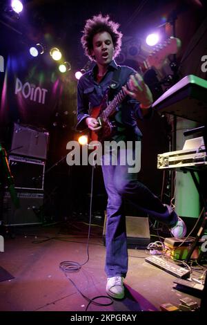 BATTLES, CONCERT, 2007: Sänger und Gitarrist Tyondai Braxton von der Mathematik-Rock-Band BATTLES at the Point in Cardiff, 20. August 2007. Foto: ROB WATKINS. Battles ist eine US-amerikanische experimentelle Rock-Band, die 2002 gegründet wurde und für ihren komplizierten Mathe-Rock-Sound und die innovative Verwendung von Loops und Samples bekannt ist. Ihre hochgelobten Alben wie Mirrored und Gloss Drop zeigen ihre komplexen Rhythmen und ihren avantgardistischen Ansatz. Stockfoto