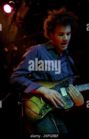 BATTLES, CONCERT, 2007: Sänger und Gitarrist Tyondai Braxton von der Mathematik-Rock-Band BATTLES at the Point in Cardiff, 20. August 2007. Foto: ROB WATKINS. Battles ist eine US-amerikanische experimentelle Rock-Band, die 2002 gegründet wurde und für ihren komplizierten Mathe-Rock-Sound und die innovative Verwendung von Loops und Samples bekannt ist. Ihre hochgelobten Alben wie Mirrored und Gloss Drop zeigen ihre komplexen Rhythmen und ihren avantgardistischen Ansatz. Stockfoto