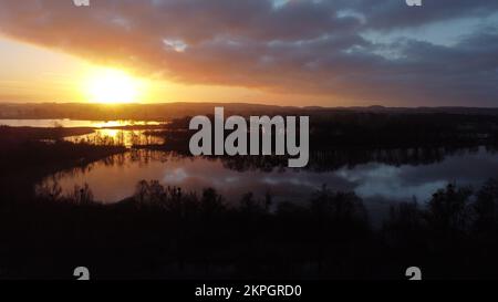 Sonnenaufgang über dem Teterower See Stockfoto