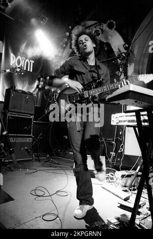 BATTLES, CONCERT, 2007: Sänger und Gitarrist Tyondai Braxton von der Mathematik-Rock-Band BATTLES at the Point in Cardiff, 20. August 2007. Foto: ROB WATKINS. Battles ist eine US-amerikanische experimentelle Rock-Band, die 2002 gegründet wurde und für ihren komplizierten Mathe-Rock-Sound und die innovative Verwendung von Loops und Samples bekannt ist. Ihre hochgelobten Alben wie Mirrored und Gloss Drop zeigen ihre komplexen Rhythmen und ihren avantgardistischen Ansatz. Stockfoto