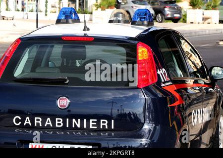 Hinten in einem Fiat-Auto des italienischen Carabinieri. Apulien, Italien Stockfoto