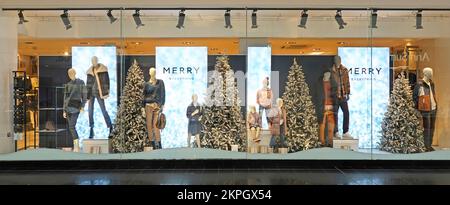 Nächster Einzelhandelsladen Nahaufnahme Teil von Christmas Tree & Merry Everything Shop Schaufensterausstellung für Mode Mode Schaufensterpuppen England UK Stockfoto