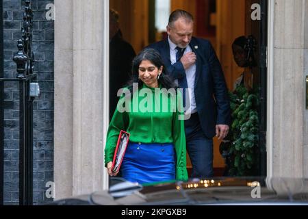 London, England, Großbritannien. 28.. November 2022. Außenministerin DES Innenministeriums SUELLA BRAVERMAN wird gesehen, wie sie die Downing Street 10 verlässt. (Bild: © Tayfun Salci/ZUMA Press Wire) Stockfoto