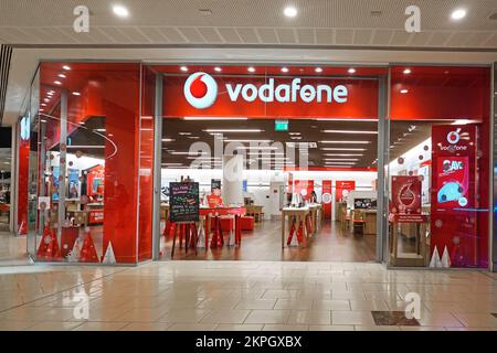 Vodafone Red Shop Front Logo & Markenschild mit Innenblick auf Verkaufsschalter im Einkaufszentrum Lakeside West Thurrock Essex England UK Stockfoto