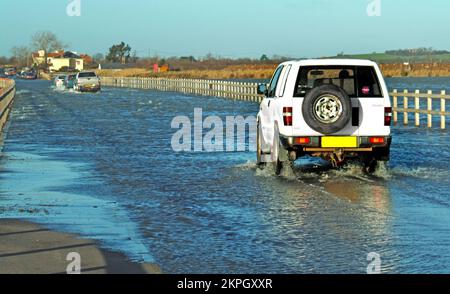 Hochwasser in Blackwater und Colne deckt Strood Causeway Essex Festlandstraße Verbindung zum West Mersea Insel Stadt & East Mersea Dorf Großbritannien Stockfoto