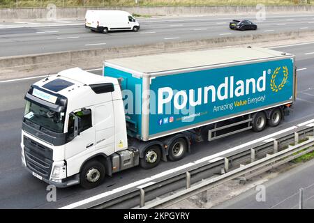 Luftaufnahme weiß Volvo 460 Seitenansicht lkw LKW LKW Abschleppen knickgelenkter Anhänger Werbung für Poundland Retail Discount Business auf UK Road Stockfoto