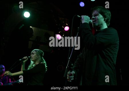 ISOBEL CAMPBELL, MARK LANEGAN, KONZERT, 2007: Isobel Campbell and Mark Lanegan at the Point in Cardiff, 1. August 2007. Foto: ROB WATKINS. INFO: Isobel Campbell, ein schottischer Singer-Songwriter, und Mark Lanegan, ein amerikanischer Sänger, gründeten in den 2000er Jahren eine bemerkenswerte musikalische Partnerschaft Ihre Kollaborationen, wie die renommierten Alben „Ballad of the Broken Seas“ (2006) und „Sunday at Devil Dirt“ (2008), verschmolzen Campbells zarte Vocals mit Lanegans tiefem, robustem Gesang und kreierten so einen einzigartigen und eindringlichen Sound. Stockfoto