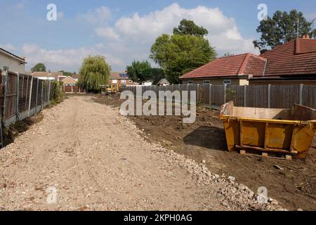 Wertvolles Grundstück Grundstücksbau Startpunkt des Covid 19-Pandemiestandorts nun ebnen und freilegen Hardcore-Gleise für Lkw und Fundamente Grabarbeiten Essex UK Stockfoto