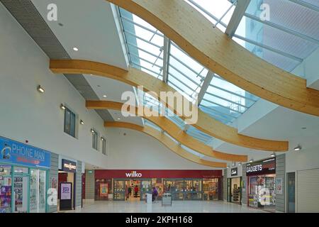 Dachbalken aus geschwungenem, glulambeschichtetem Holz, die das Glasdach eines modernen Einkaufszentrums in der Innenstadt stützen, Essex England UK Stockfoto