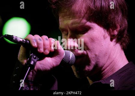 MARK LANEGAN, KONZERT, 2007: Isobel Campbell und Mark Lanegan (Bild) am 1. August 2007 in Cardiff, Wales, Großbritannien. Foto: ROB WATKINS. Mark Lanegan, geboren am 25. November 1964, war ein einflussreicher US-amerikanischer Singer-Songwriter, der für seine tiefe, gefühlvolle Stimme bekannt war. In den späten 1980er und 1990er Jahren gewann er als Frontmann von Screaming Trees Bekanntheit und verfolgte später eine erfolgreiche Solokarriere bis zu seinem Tod am 22. Februar 2022. Stockfoto