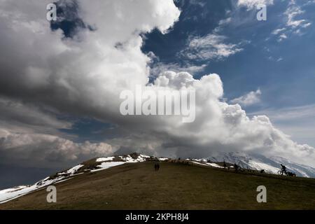 Wolken und Schnee auf dem Gipfel. Der Baldo ist 2.218 m hoch mit der Cima Valdritta, neben dem Gardasee. Die anderen Gipfel des Berges Baldo sind Monte Alti Stockfoto