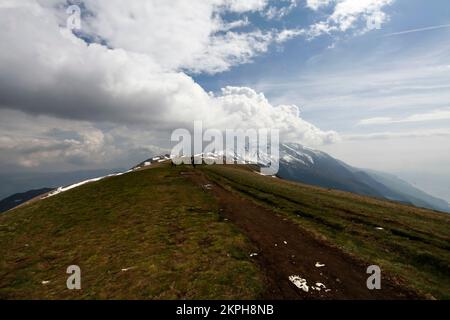 Wolken und Schnee auf dem Gipfel. Der Baldo ist 2.218 m hoch mit der Cima Valdritta, neben dem Gardasee. Die anderen Gipfel des Berges Baldo sind Monte Alti Stockfoto