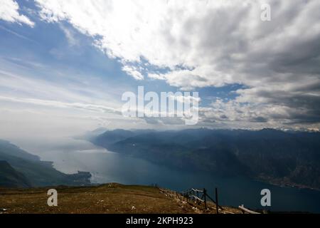 Der Baldo ist 2.218 m hoch mit der Cima Valdritta, neben dem Gardasee. Die anderen Gipfel des Baldo sind Monte Altissimo di Nago (2.079 m), Stockfoto