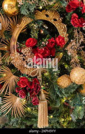 Nahaufnahme der Weihnachtsschmuck, die am Weihnachtsbaum hängen. Stockfoto