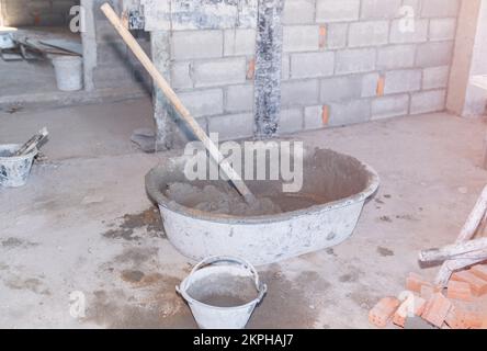 Fertig gemischter Mörser in einem Mörtelmischer. Gebrauchsfertig auf der Baustelle. Stockfoto