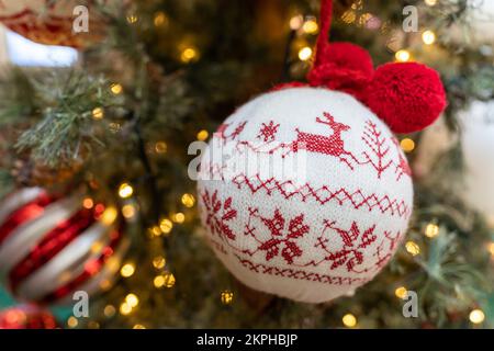 Nahaufnahme der Weihnachtsschmuck, die am Weihnachtsbaum hängen. Stockfoto