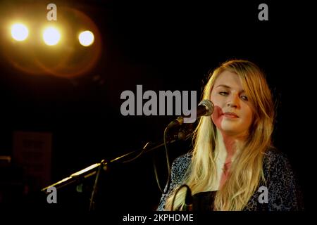 REBECCA LUCY TAYLOR, THE SLOW CLUB, 2007: Ein sehr früheres Foto der Sängerin und Schlagzeugerin Rebecca Lucy Taylor vom Sheffield Alternative Pop-Duo The Slow Club, im Clwb IFOR Bach in Cardiff, Wales, Großbritannien während des SWN Festivals am 1. November 2007. Der Slow Club löste sich 2017 auf und Rebecca hat ihre Karriere mit viel größerem Erfolg als SELBSTWERTGEFÜHL wieder aufgenommen. Foto: ROB WATKINS. Stockfoto