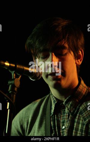 THE SLOW CLUB, FRÜHERER AUFTRITT, 2007: Sänger und Gitarrist Charles Watson vom Sheffield Alternative Pop-Duo The Slow Club at Clwb IFOR Bach in Cardiff, Wales, Großbritannien während des SWN Festivals am 1. November 2007. Foto: ROB WATKINS Stockfoto