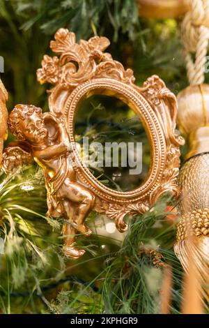 Nahaufnahme der Weihnachtsschmuck, die am Weihnachtsbaum hängen. Stockfoto