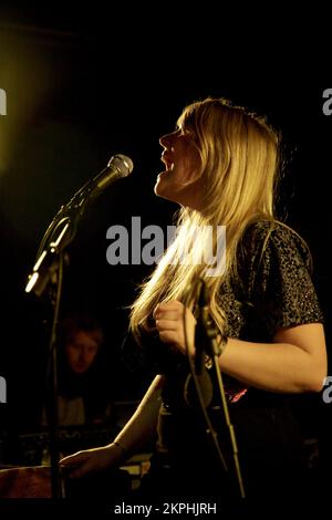 REBECCA LUCY TAYLOR, THE SLOW CLUB, 2007: Ein sehr früheres Foto der Sängerin und Schlagzeugerin Rebecca Lucy Taylor vom Sheffield Alternative Pop-Duo The Slow Club, im Clwb IFOR Bach in Cardiff, Wales, Großbritannien während des SWN Festivals am 1. November 2007. Der Slow Club löste sich 2017 auf und Rebecca hat ihre Karriere mit viel größerem Erfolg als SELBSTWERTGEFÜHL wieder aufgenommen. Foto: ROB WATKINS. Stockfoto