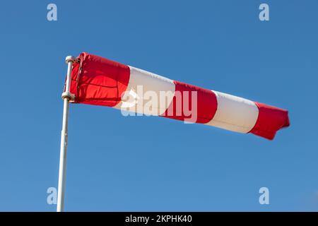 Eine Windsocke ist ein konischer Textilschlauch, der einer riesigen Socke ähnelt Stockfoto