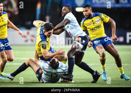 Nanterre, Frankreich, Frankreich. 27.. November 2022. Anthony BELLEAU von Clermont, Christian WADE von Racing 92 und Cheikh TIBERGHIEN von Clermont während des TOP 14-Spiels zwischen Racing 92 und ASM Clermont Auvergne in der Paris La Defense Arena am 27. November 2022 in Nanterre bei Paris, Frankreich. (Kreditbild: © Matthieu Mirville/ZUMA Press Wire) Stockfoto