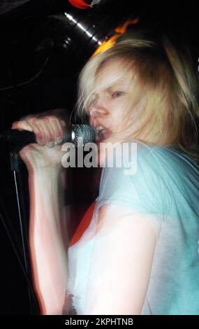 LEILA MOSS, DUKE SPIRIT, 2005: Leila Moss of Duke Spirit im Barfly Club in Cardiff, 3. Februar 2005. Bild: ROB WATKINS Stockfoto