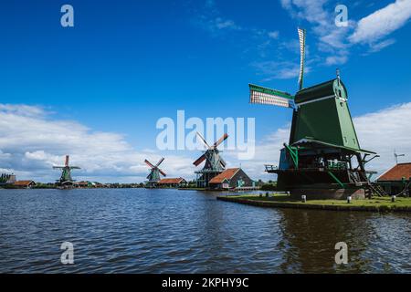 Amsterdam, Holland - 27. Juli 2022: Eine Gruppe von Windmühlen an einem sonnigen Sommertag. Stockfoto