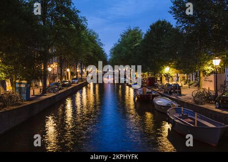Amsterdam, Niederlande - 26. Juli 2022: Eine Brücke in Amsterdam bei Nacht Stockfoto
