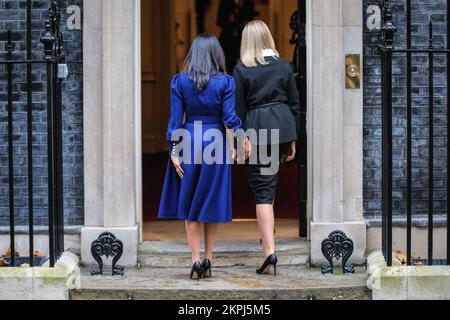 London, Großbritannien. 28.. November 2022. Olena Zelenska, Ehefrau des ukrainischen Präsidenten Zelensky, besucht heute die Downing Street. Sie wird in der Downing Street von Akshata Murthy begrüßt, PM Rishi Sunaks Ehefrau Credit: Imageplotter/Alamy Live News Stockfoto