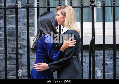 London, Großbritannien. November 2022 28. Olena Zelenska, Ehefrau des ukrainischen Präsidenten Zelensky, besucht heute die Downing Street. Sie wird in der Downing Street von Akshata Murty (auch Murthy geschrieben), PM Rishi Sunaks Ehefrau Credit: Imageplotter/Alamy Live News begrüßt Stockfoto