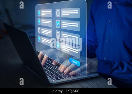 Beurteilung, Fragebogen, Quiz oder Umfrageformular mit Kontrollkästchen auf dem Computerbildschirm. Person, die den Online-Test mit Ja-Nein-Fragen beantwortet. Meinung, Feedb Stockfoto